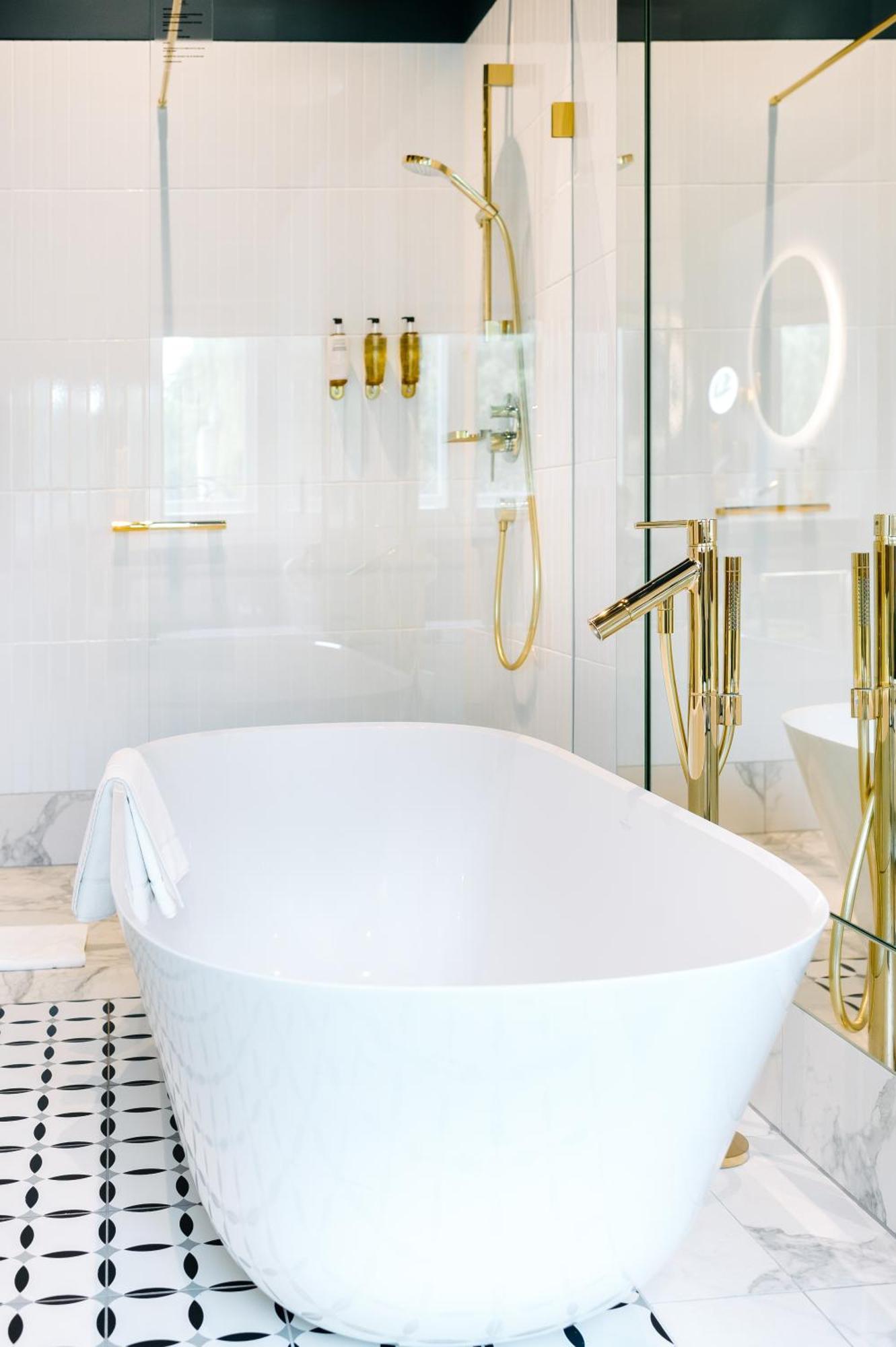 Hotel Altus Palace - Destigo Hotels Breslávia Quarto foto A freestanding bathtub