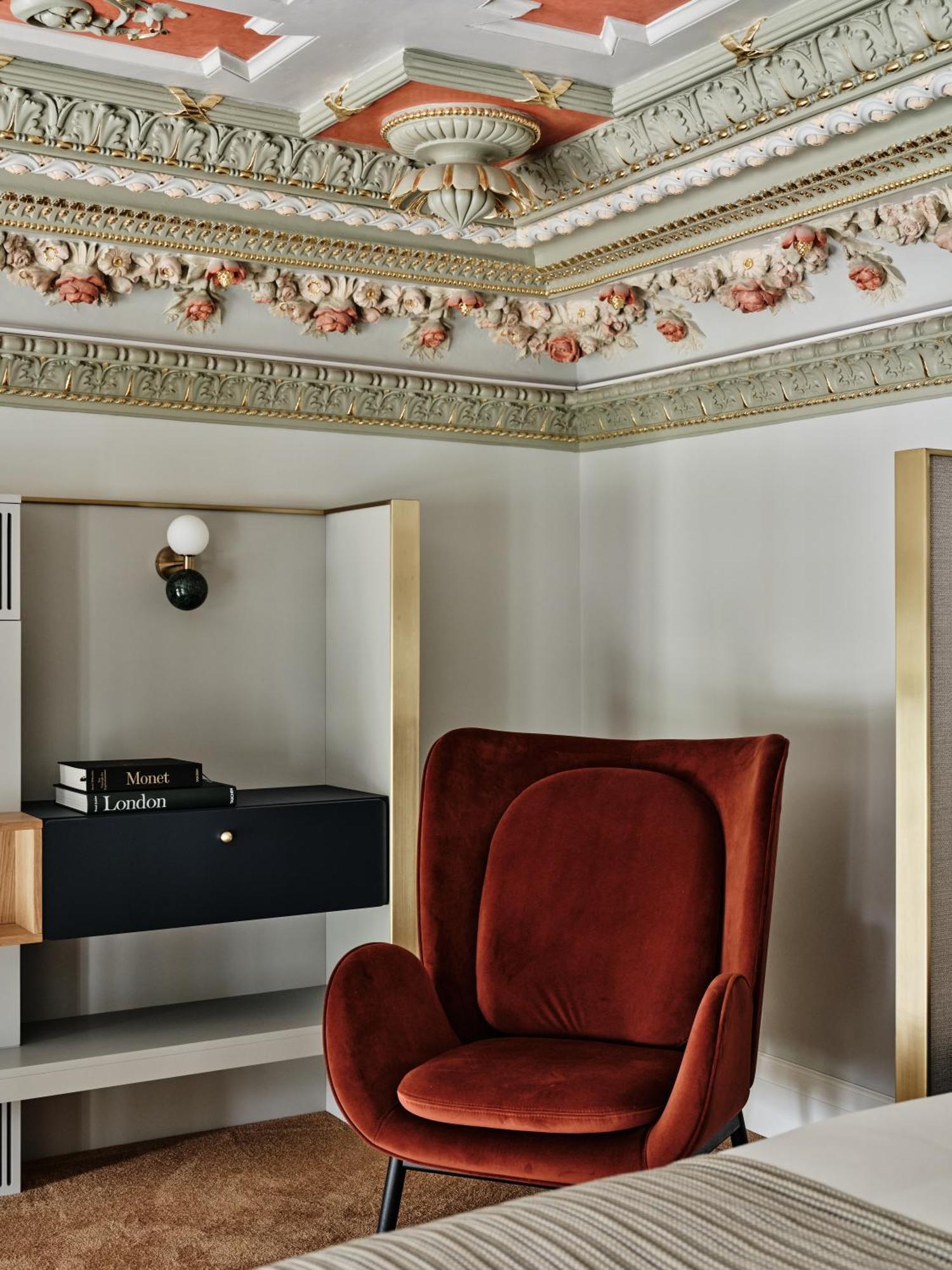Hotel Altus Palace - Destigo Hotels Breslávia Quarto foto A chair upholstered in velvet