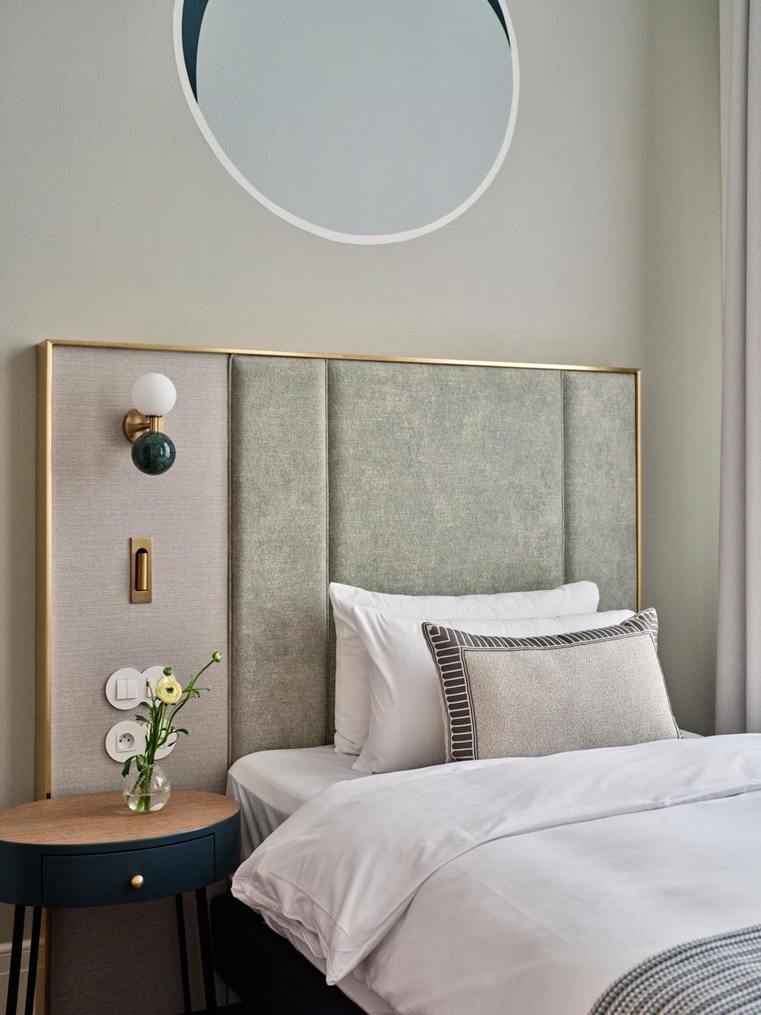Hotel Altus Palace - Destigo Hotels Breslávia Quarto foto A bed with a headboard